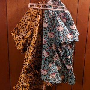 2x patterned scrub tops